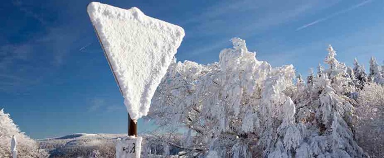 Verkehrszeichen im Winter