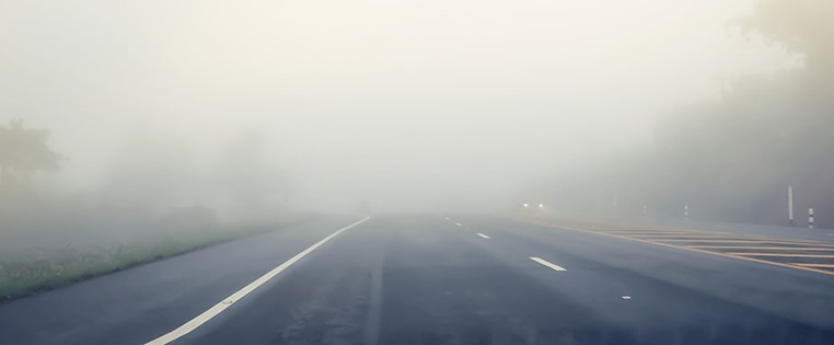 Auto im Nebel