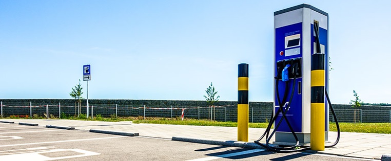 Ladesäule an einem Parkplatz