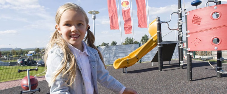 Mädchen auf einem Spielplatz an einer Autobahnraststätte