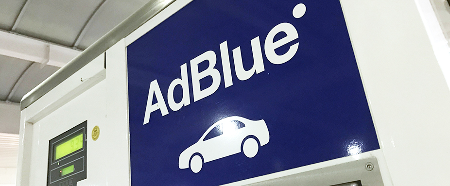 AdBlue Zapfsäule für PKW an einer Tankstelle