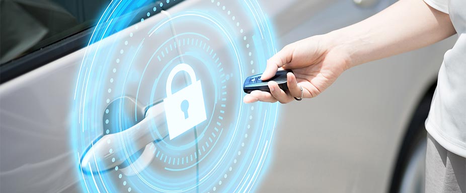 Frau öffnet Auto mit Keyless System