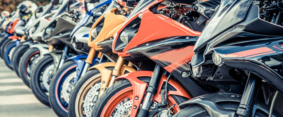 Motorräder in einer Reihe aufgereiht