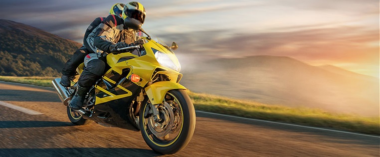 Motoradfahrer mit Beifahrer