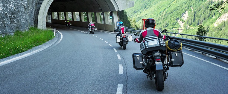 Motorradgruppe fährt durch Tunnel
