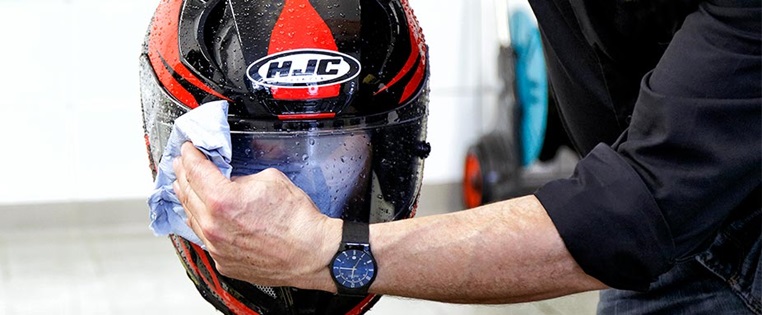 Motorradhelm waschen