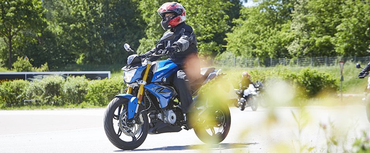 Frau fährt auf Motorrad