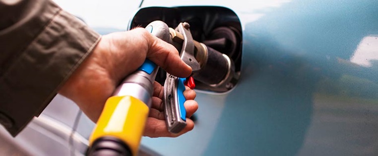 Mann tankt sein Auto mit Autogas
