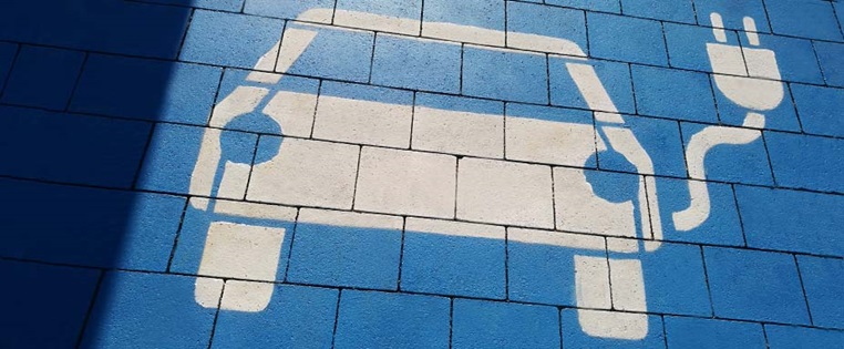 Ladezeichen Elektroauto auf Asphalt