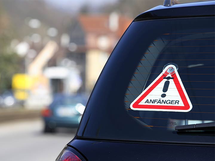 Anfänger-Schild auf Heckscheibe während Probezeit