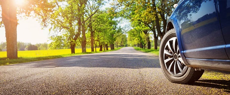 Auto steht auf Landstraße im Sommer