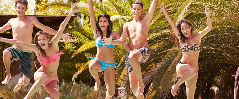 Teenager springen gerade in einen Pool