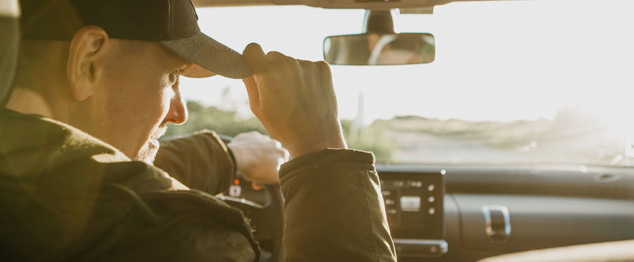 Autofahrer mit Basecap