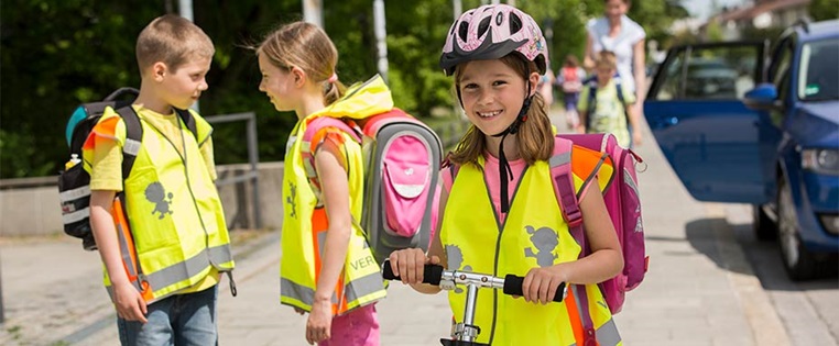 Drei Kinder auf dem Schulweg