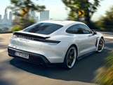 Porsche Taycan fahrend
