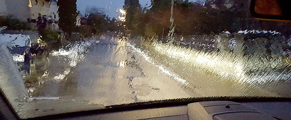 Auto, Windschutzscheibe, Frontscheibe, Wasser, Regen, nass, schlechte Sicht, Scheibenwischer