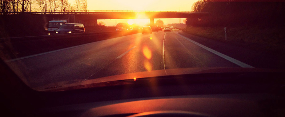 Auto, Pkw, Straße, Verkehr, Sonne, blendet, tiefstehen