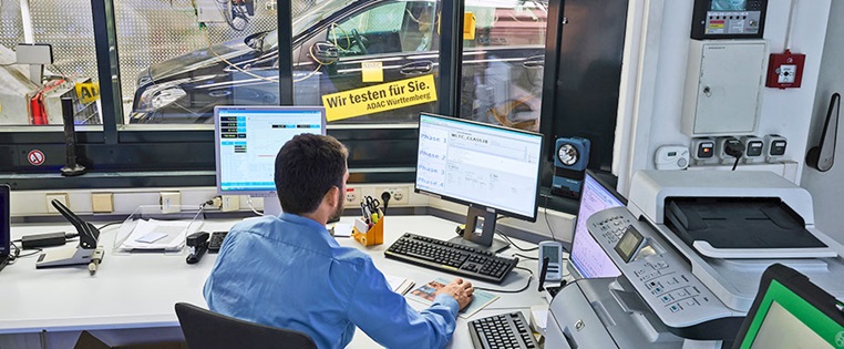 Mitarbeiter in Landsberg vor Computer am Prüfstand