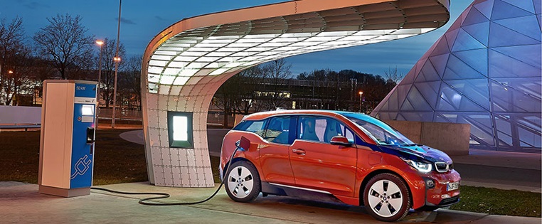 Ein BMW Elektroauto an der Ladesäule