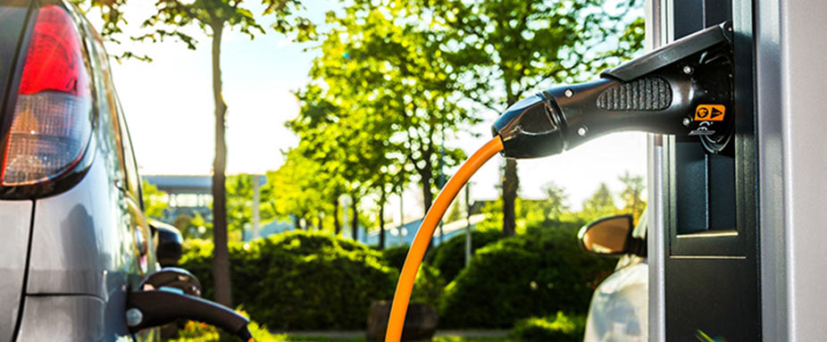 Auto lädt an E-Ladestation