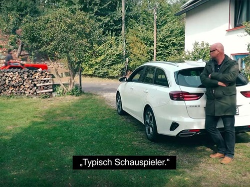 Dr. E betrachtet einen Kia Plug-in Hybrid