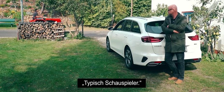 Dr. E betrachtet einen Kia Plug-in Hybrid