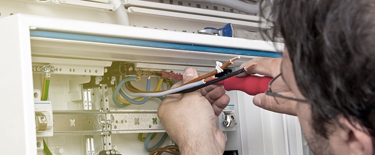 Elektrofachkraft an einem Verteilerkasten