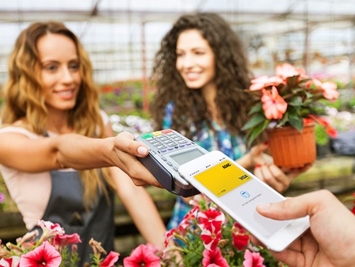 mobiles Bezahlen mit dem Smartphone mit ADAC Pay in jeder Alltagssituation wie in der Gärtnerei oder im Blumenladen