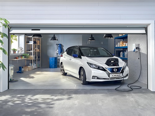 Nissan LEAF TEKNA E-Auto beim Aufladen in einer Garage