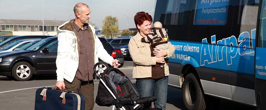 Airpark, Familie mit Koffer