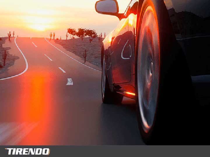 Auto auf Straße im Sonnenuntergang