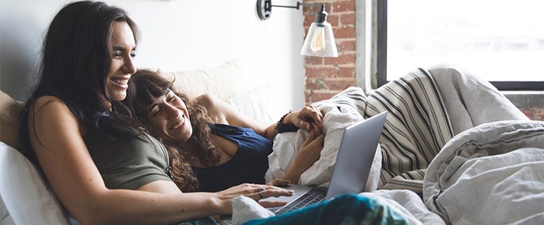 Zwei Frauen streamen einen Film auf ihrem Laptop