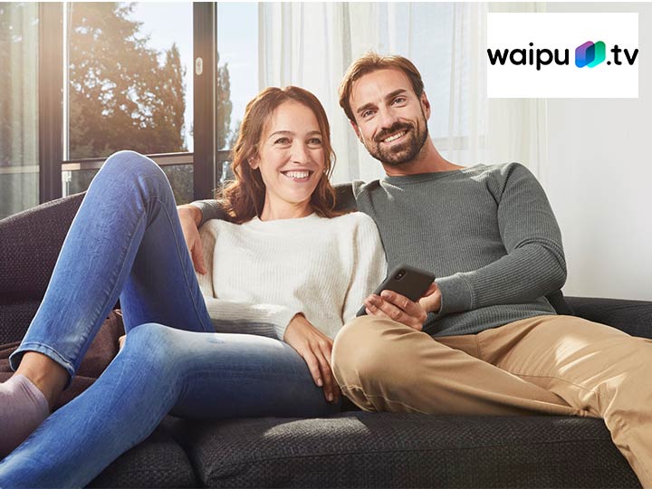 Waipu TV, Paar sitzt auf der Couch