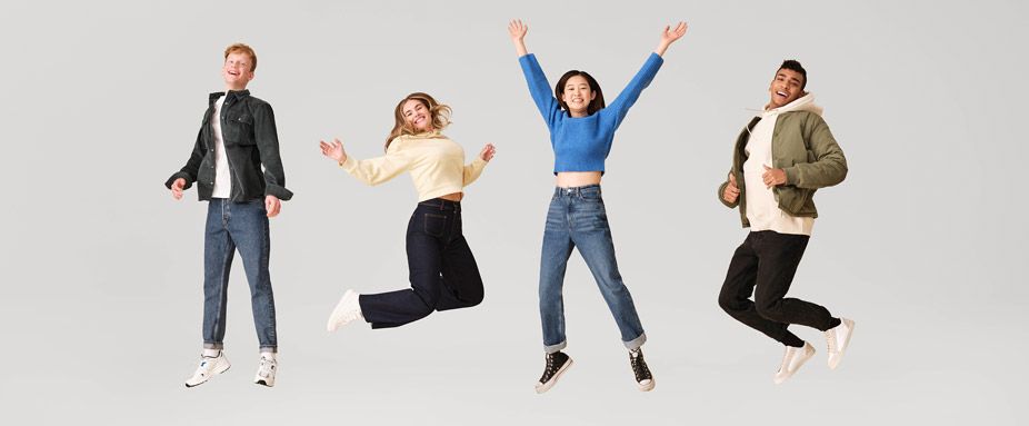 Vier junge Leute machen Luftsprünge