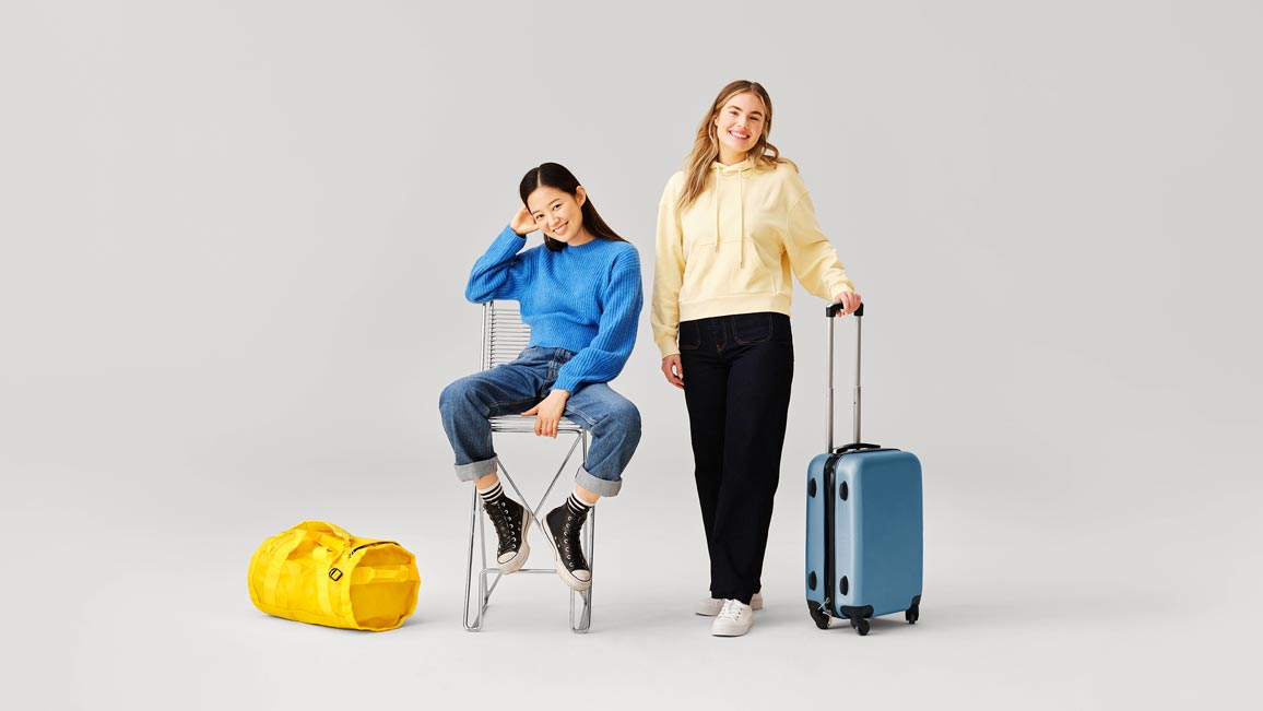 Zwei junge Frauen mit Reisegepäck