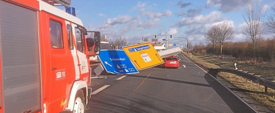Schilderbrücke stürzt auf der B7 bei Erfurt auf ein Auto