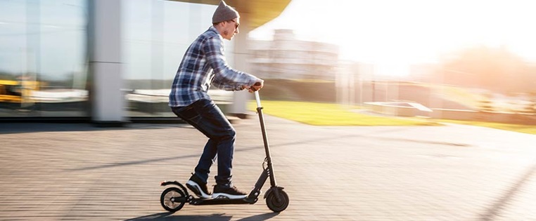 Mann mit E-Scooter