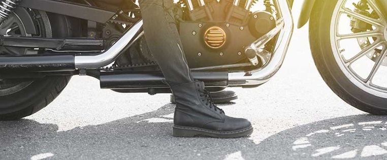 Beine der Motorradfahrerin stehen perfekt am Boden