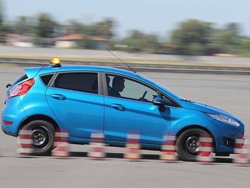 Ford Fiesta beim Ganzjahresreifen-Test mit Pylonen