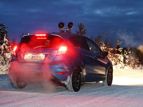 Ford Fiesta im Schnee beim Ganzjahresreifen-Test
