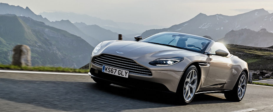 Der neue Aston Martin Volante V8 in Fahrt