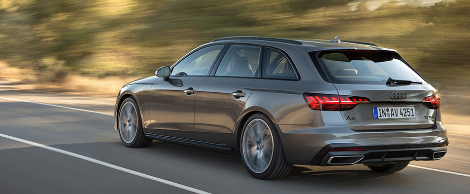 Audi A4 2019 in Fahrt fahrend