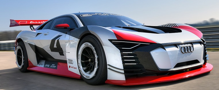 Audi E-Tron fahrend in der Vorderansicht