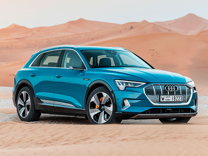 Audi Etron Quattro fahrend in der Wüste