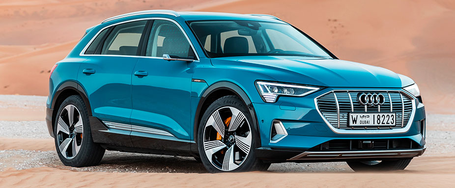 Audi Etron Quattro fahrend in der Wüste