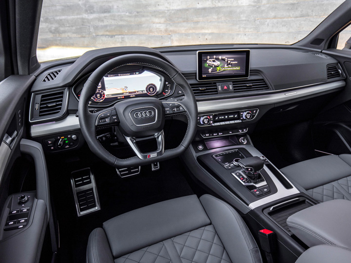 Innenraum des Audi Q5 mit virtuellem Cockpit