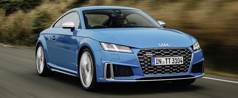 Blauer Audi TT fahrend von vorne