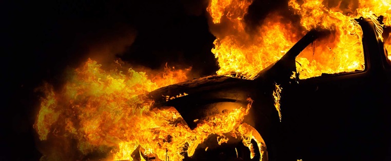 ein Auto steht lichterloh in Flammen