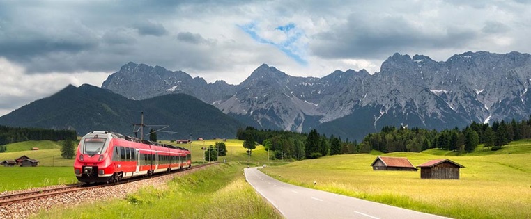 Schoene Bahnstrecken in Deutschland, hier die Mittenwaldbahn vor dem Karwendelgebirge