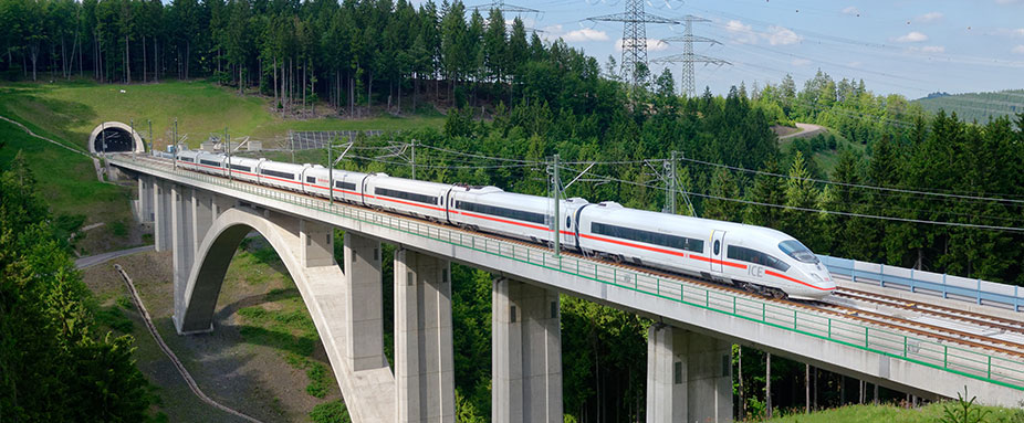 Eine Testfahrt in Thüringen.Ein ICE 3 der Baureihe 403 fährt durch schöne Landschaft